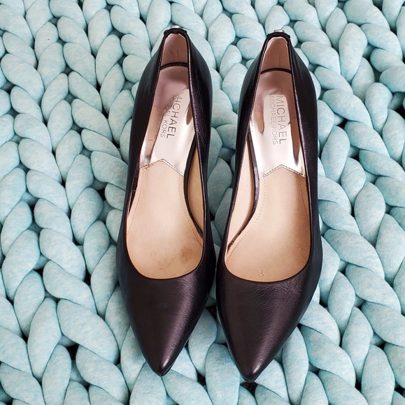 mk black pumps